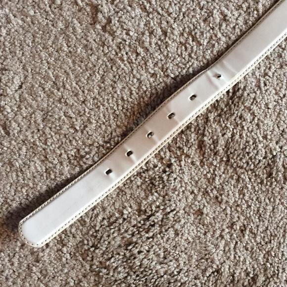 White faux leather belt with golden buckle - Picture 4 of 9